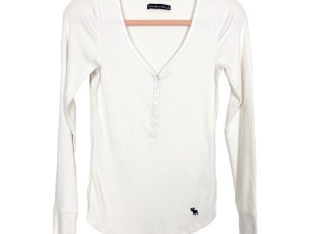 Abercrombie & Fitch White Ribbed V-Neck Half Button Top- Size S For Sale